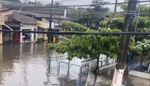 Chuvas deste domingo (21) deixam ruas de Maceió alagadas