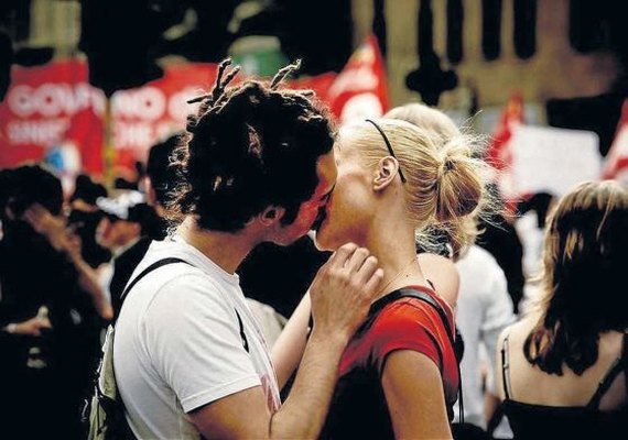 Beijo pode transmitir mais de 10 doenças, alerta pneumologista