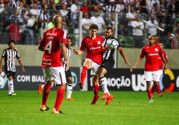 Internacional vence o apagado Galo no Independência e segue na cola dos líderes