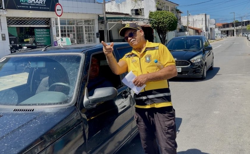 DMTT orienta população sobre mudança de sentido em rua no Poço