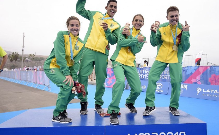 Brasil leva ouro em estreia da prova de revezamento misto do triatlo