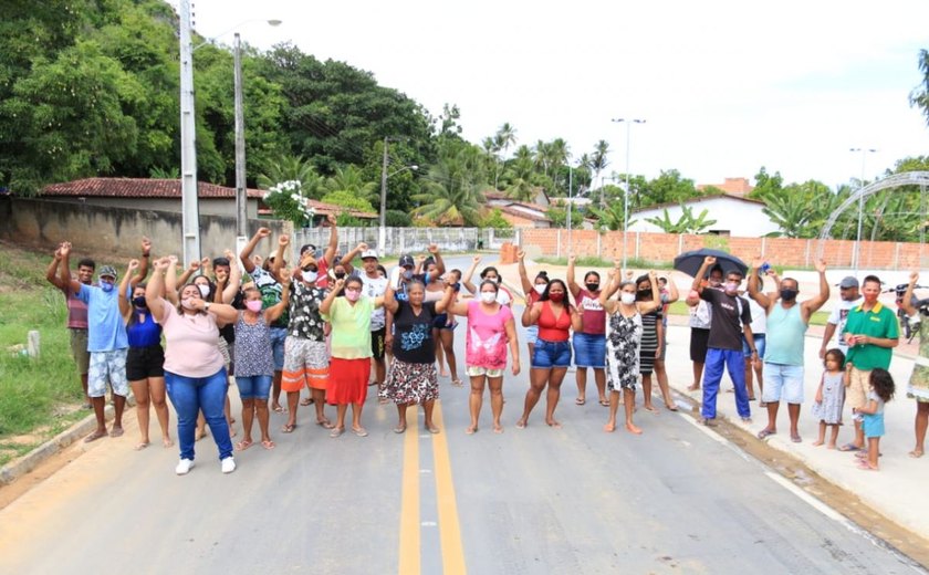 Familiares protestam contra acusação que pode levar 4 irmãos pescadores para a prisão