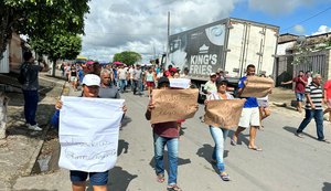 Servidores contratados protestam contra vereadores da oposição, alegando culpados pelo atraso salarial