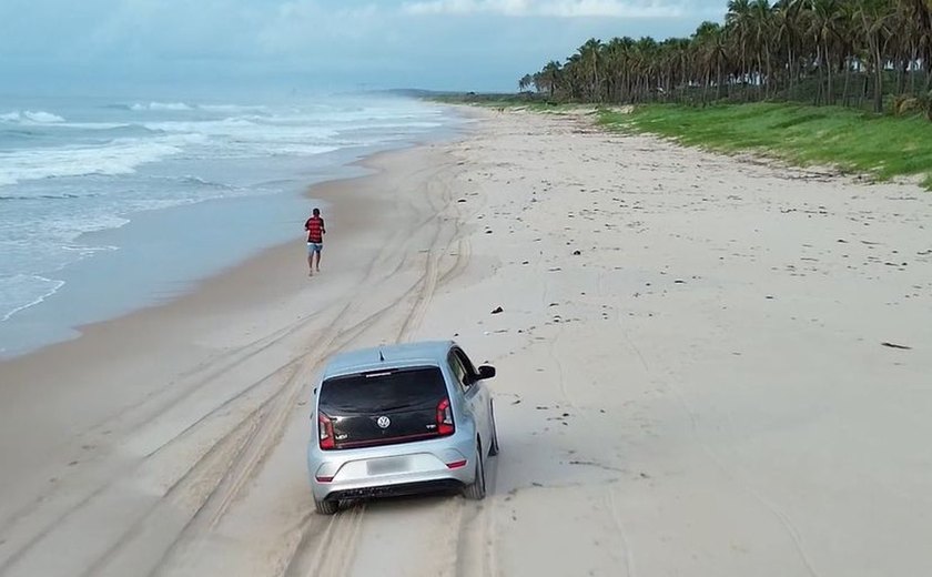 Carro é flagrado na areia da Praia do Francês e prática proibida volta a chamar atenção