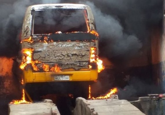 Ônibus escolar é incendiado em garagem municipal
