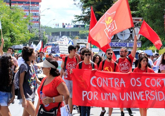 Pressionado, Bolsonaro recua e 'devolve' R$ 1,58 bi dos recursos para educação