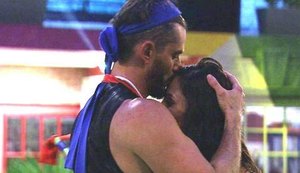 'BBB17': Marcos troca carinhos e beija pé de Emilly em festa pós-paredão.'Linda'