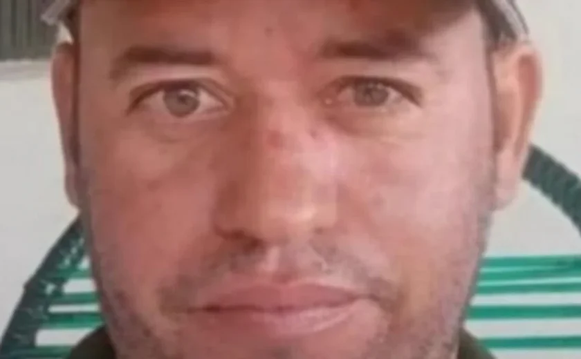 Homem é morto a tiros enquanto conversava em calçada em Canapi