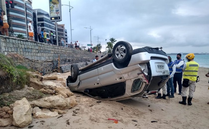 Idoso perde controle de veículo, que capota e cai na areia da praia da Jatiúca