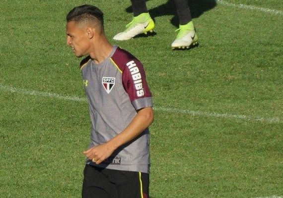 Neilton treina no São Paulo à espera de definição de novo clube