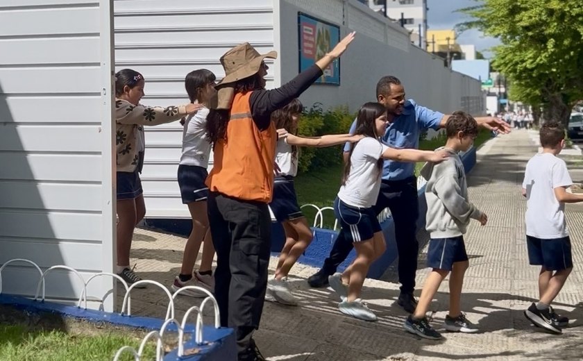 Defesa Civil de Maceió acompanha simulado de evacuação em colégio no bairro do Farol