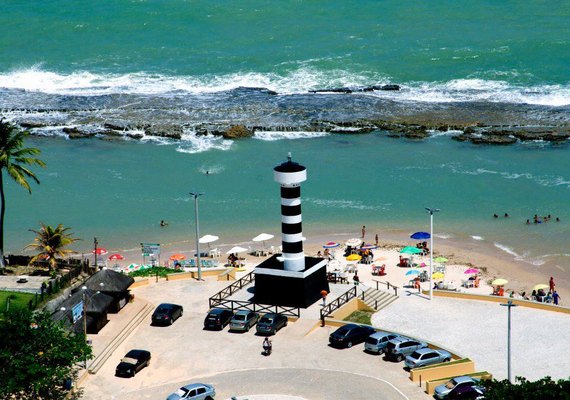 Paradisíaca praia de Pontal do Coruripe tem o farol como seu símbolo