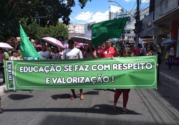 Cansados de promessas, professores mantêm paralisação em Arapiraca
