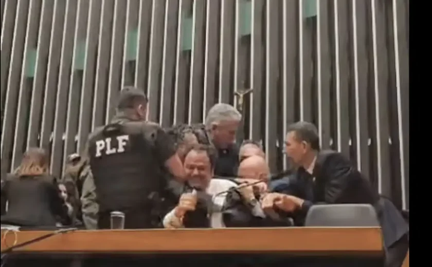 Glauber Braga é retirado à força após ocupar mesa da Câmara dos Deputados