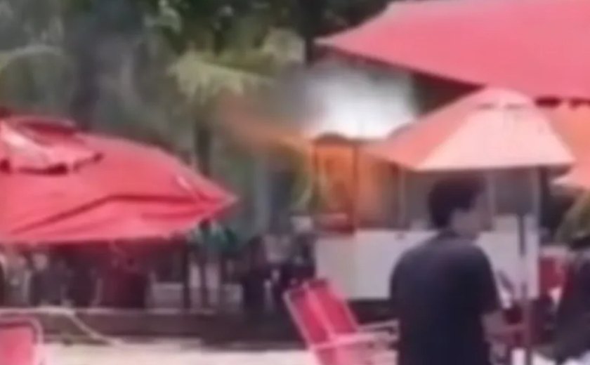 Fogo atinge barraca de ambulante na Ponta Verde