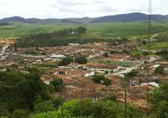 Bombeiros atuam em tombamento de carreta com derramamento de óleo na BR-101, em Flexeiras