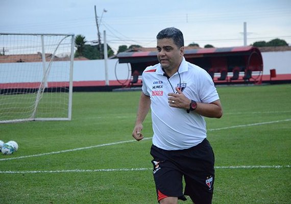 Treinador Marcelo Cabo continua no comando do Atlético-GO, diz diretor