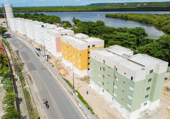 Moradores de comunidades do Vergel fecham avenida cobrando entrega de chaves de apartamentos