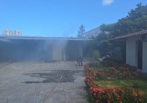 Incêndio em loja de materiais hospitalares mobiliza bombeiros em Maceió