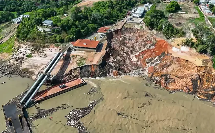 Porto no Amazonas desaba em meio a obras e uma criança está desaparecida