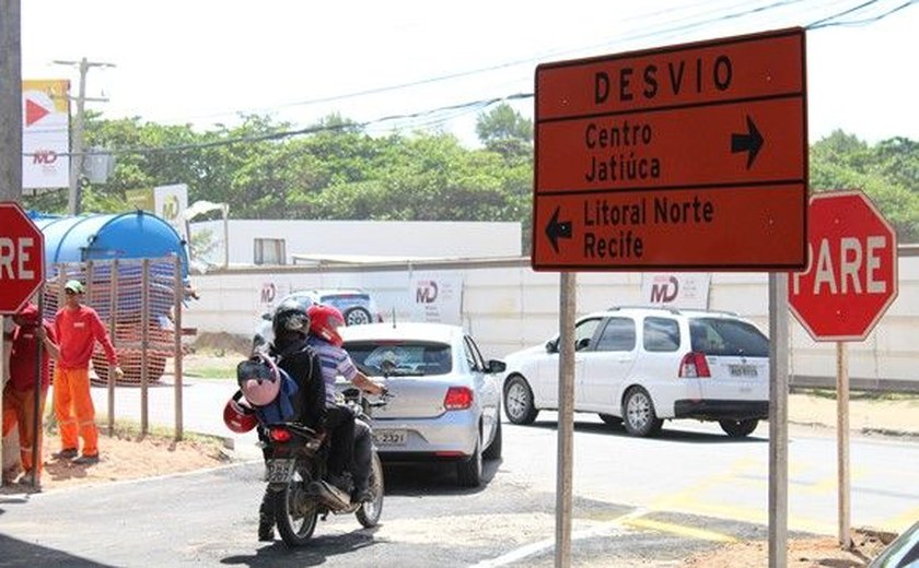 Agentes orientam motoristas no 1º dia de mudanças no trânsito em Jacarecica