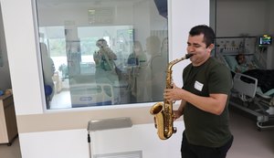 Música e afeto marcam homenagem a pacientes idosos na Semana dos Avós