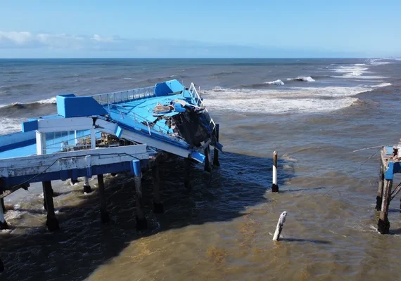 Ponto turístico do litoral do RS, plataforma marítima de Atlântida desaba