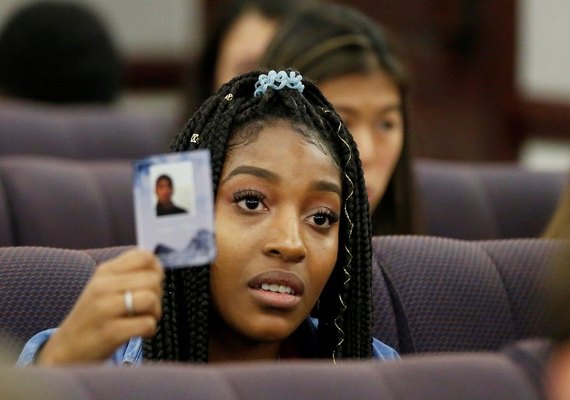 Sobreviventes de massacre em escola pedem controle de armas a parlamentares da Flórida