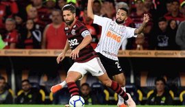 Corinthians bate na trave, leva gol no fim e cai para Flamengo