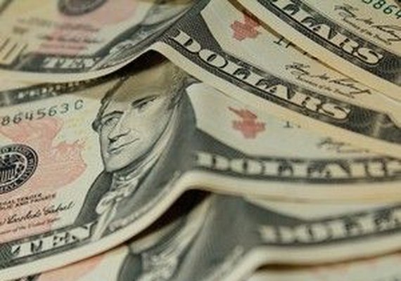 Dólar fecha em leve queda nesta segunda, com alívio no cenário político