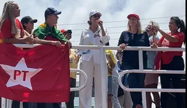 ''Quem não tiver esse amor pelo Brasil, vá embora'', diz cantora Simone durante ato em Maceió