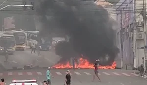 Manifestantes fecham ruas do Centro e cobram auxílios municipal e estadual