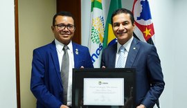 Vereador Pastor Oliveira entrega comenda Mário Guimarães ao vice-presidente da Câmara dos Deputados Marcos Pereira