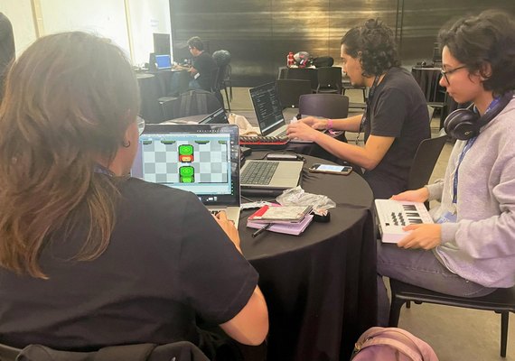 Presença feminina é conquista de espaço na maratona de games da Roga DX