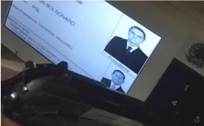Eleitor que postou vídeo votando com arma é identificado pela PF