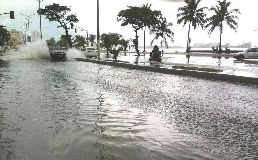 Meteorologia prevê chuva e ventania até quinta-feira em Maceió