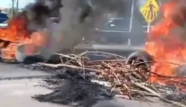 Moradores bloqueiam AL-101 Sul e cobram solução para falta d’água em Marechal Deodoro