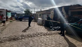 Populares encontram corpo com várias perfurações de arma branca em Palmeira dos Índios
