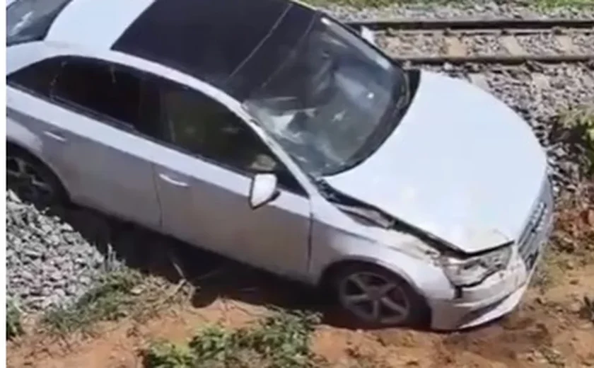 Carro sai da pista em curva e cai sobre linha férrea em Arapiraca