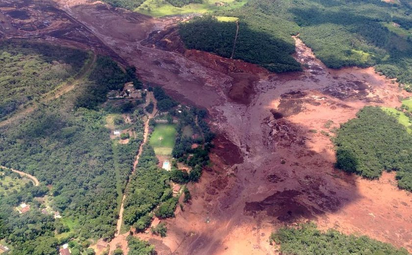 Bombeiros estimam cerca de 200 desaparecidos após barragem se romper em Minas Gerais