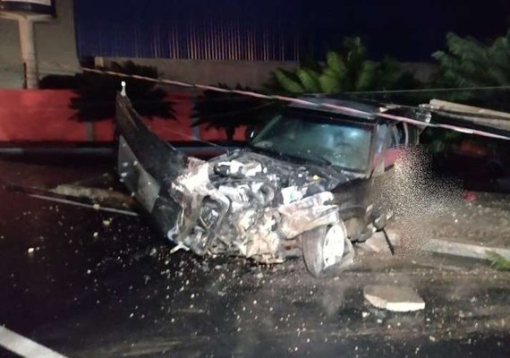 Ex-militar colide em poste e morre eletrocutado em Arapiraca