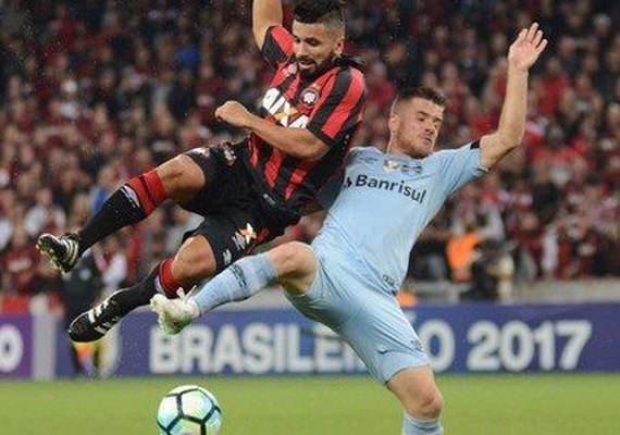 Grêmio vence Atlético-PR fora de casa e lidera o Brasileiro