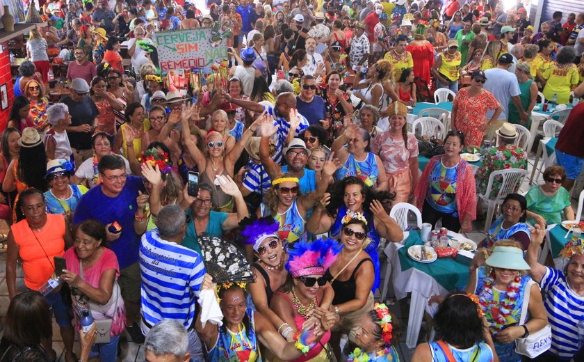 Primeira prévia carnavalesca do mercado, no histórico Mercado do Jaraguá, é um sucesso