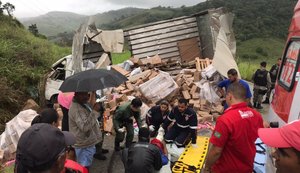 Caminhão tomba na AL-110; acidente aconteceu entre cidades de Viçosa e Chã Preta