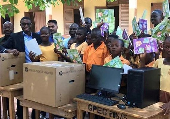 Professor de Gana que ensina computação no quadro-negro ganhou computadores