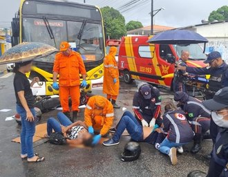 Acidente entre ônibus e motocicleta deixa dois feridos na Gruta de Lourdes