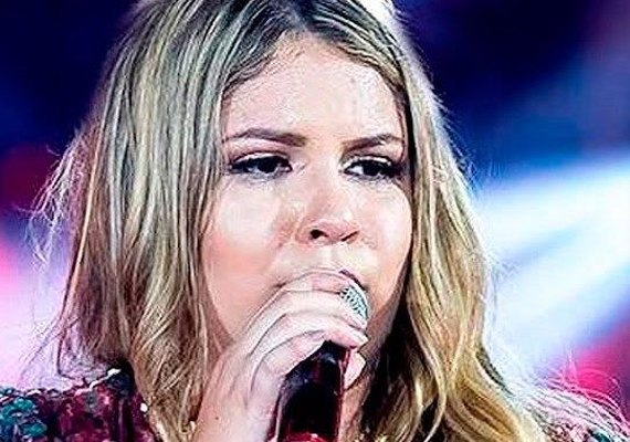Grávida, Marília Mendonça tropeça e cai em gravação de programa da TV Globo