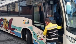 Equipes fiscalizam transportes de turismo na orla marítima de Maceió