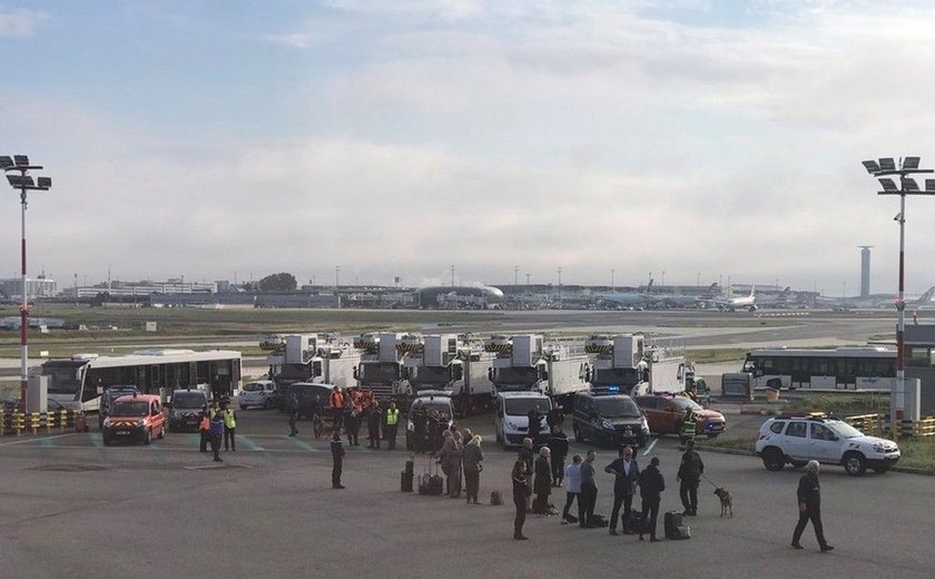 Avião é evacuado em Paris após relato de ameaça de segurança