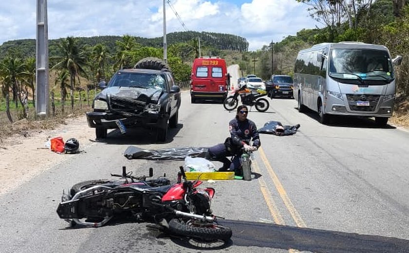 Colisão entre carro e motocicleta deixa duas pessoas mortas no Benedito Bentes